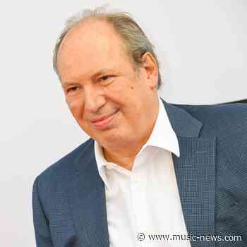 Hans Zimmer reacts to Oscar win in bathrobe in Amsterdam