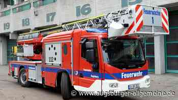 Feuerwehr rettet in Augsburg zwei junge Frauen vom Dach
