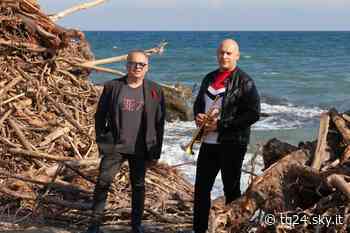 Marco Vezzoso e Alessandro Collina jazzano Vita Spericolata: il video - Sky Tg24
