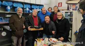 I “ragazzi dello Store” del Foligno calcio donano un computer alla società calcistica Vis vittima di un furto - ilmessaggero.it