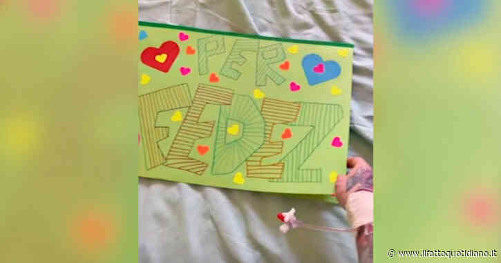 Fedez, i bambini del reparto di pediatria gli mandano un cartellone per fargli forza: “Ti siamo vicini” – Video