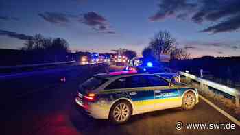 B41 Bad Sobernheim: Feuerwehrmann stirbt als er Unfall absichtert - SWR Aktuell