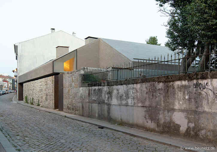 Hinter der Mauer - Wohnhaus von WeStudio + MADE in Porto