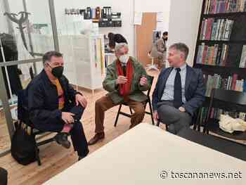 SIENA - Palio, il sindaco consegna la seta all’artista Anastasio - Toscana News - Toscana News