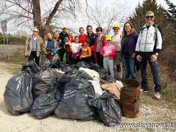 “Puliamo la Montagnola”, i volontari raccolgono venti sacchi di rifiuti - Siena News