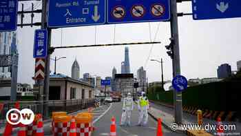 Shanghai locks down to fight coronavirus outbreak - DW (English)