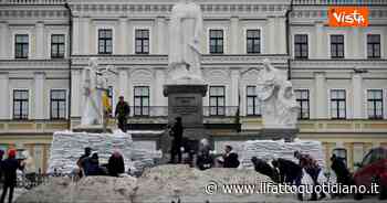 Guerra Russia-Ucraina, cittadini sistemano sacchi di sabbia e barriere per proteggere i monumenti di Kiev