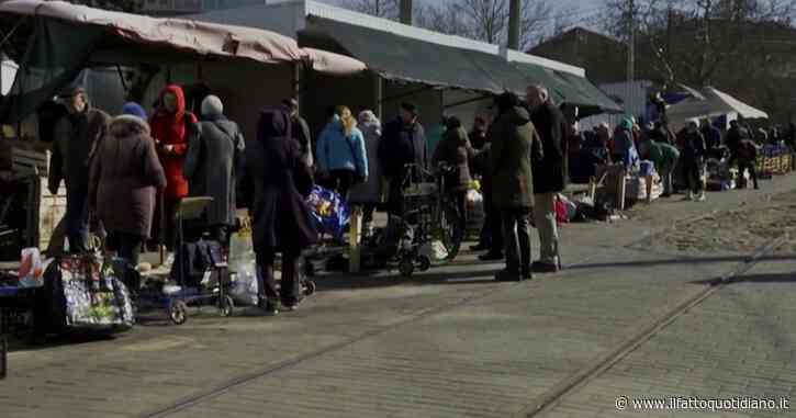 Guerra Russia-Ucraina, la città di Mykolaiv dopo le bombe: spesa al mercato e fila per il bancomat