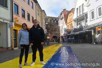 Riesige Ukraine-Flagge in der Lahrer Fußgängerzone ausgelegt - Lahr - Badische Zeitung