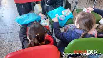 Lacrime e abbracci: ecco l'arrivo dei profughi a Monza - MonzaToday