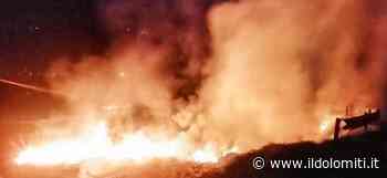 Fiamme alte all'alba, vigili del fuoco in azione per bloccare un incendio. Sul posto anche i carabinieri - il Dolomiti