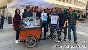 Parma, arrivano i rider sociali per la raccolta di abiti usati nel centro storico - La Repubblica