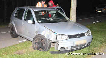 Auto crasht tegen boom net buiten Rilland - HVZeeland.nl
