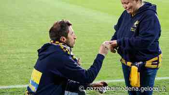 Modena, momenti romantici al Braglia: promessi sposi di fronte a settemila testimoni - La Gazzetta di Modena