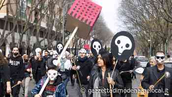 C'è Modena Parade: sfilano 500 ragazzi e con i simboli del lutto si restituisce la vita - La Gazzetta di Modena