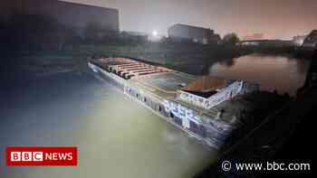 River Hull blocked after barge breaks free from mooring - BBC.com