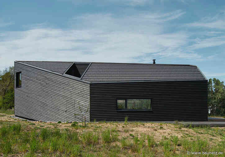 Schwarz auf Grün - Ferienhaus in Wustrow von Wanja Wechselberger und Florian Kneer