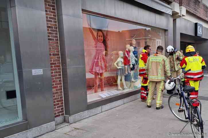 Leerling-bestuurder rijdt winkelraam aan diggelen