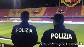 Lancio di fumogeni allo stadio: Daspo per due tifosi del Crotone - Gazzetta del Sud - Edizione Catanzaro, Crotone, Vibo