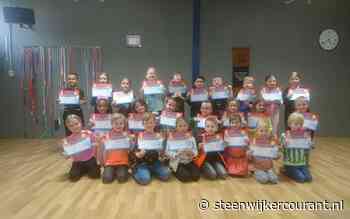 Kinderen halen zwemdiploma bij Zwemschool Eddy Knol in Steenwijk: 'Heerlijk gevoel dat er publiek bij kon zijn' - Steenwijker Courant