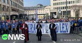Ex-mijnwerkers betogen in Brussel: “We willen interesten en een schadevergoeding voor 1 juli op onze rekening zien” - VRT NWS