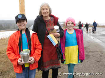 100 Mile youth raise $8000 in peace march for Ukraine – Chilliwack Progress - Chilliwack Progress