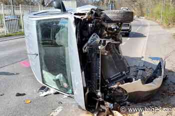 Unfall in Chemnitz: Transporter knallt gegen Baum und kippt um - TAG24