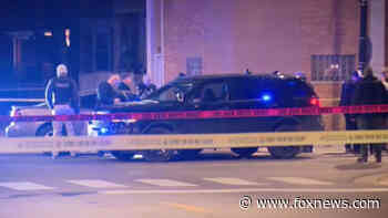 Video appears to show suspect pin Chicago police officer between squad car and vehicle before opening fire