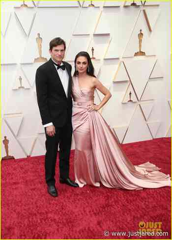 Mila Kunis & Ashton Kutcher Look Picture Perfect on the Oscars 2022 Red Carpet | ashton kutcher mila kunis oscars 2022 03 - Photo - Just Jared