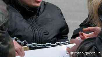 Donna senza casa minaccia di incantenarsi davanti al comune - Il Tirreno