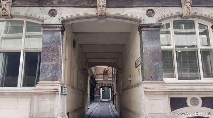 London’s Alleys: Lombard Court, EC3