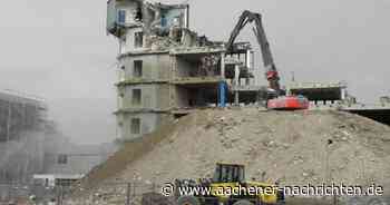 Abriss am Campus Melaten: Der Bagger knabbert den Sammelbau weg