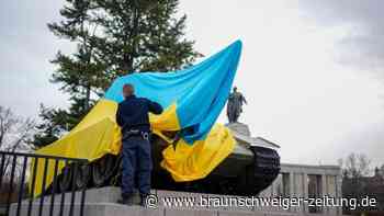 Panzer am Sowjetischen Ehrenmal mit Ukraine-Fahnen verhüllt