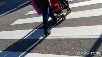 Niepars bei Stralsund: Zebrastreifen auf Straße gemalt - Unbekannten droht Geld- oder Freiheitsstrafe! - RTL Online