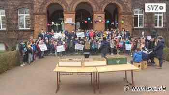 Goethe-Grundschule Parchim: Grundschüler singen für Frieden und lassen Tauben aufsteigen | svz.de - svz – Schweriner Volkszeitung
