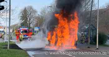 Feuerwehreinsatz: Brennender Bus auf der Roermonder Straße