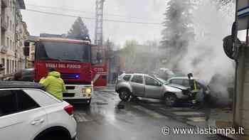 Auto prende fuoco dopo lo scontro in centro a Cuneo - La Stampa