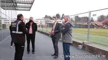 Landrat Otto Lederer besucht Ukraine-Flüchtlinge in Bruckmühler Turnhalle