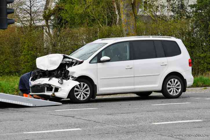 Jongen (13) en meisje (8) naar ziekenhuis na botsing aan verkeerslichten