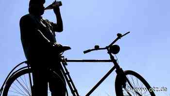 Radfahrer fliegt vor den Augen der Polizei über Motorhaube