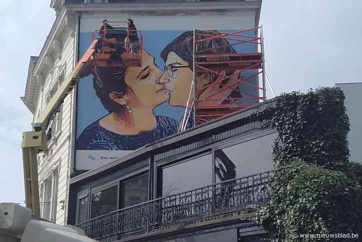 Innig kussende Zuhal Demir en Tinne Van der Straeten duiken op in Antwerps straatbeeld