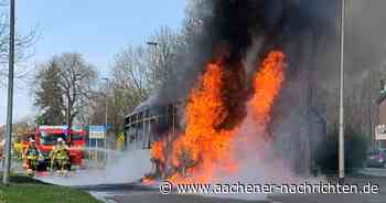 Feuerwehreinsatz: Roermonder Straße nach Busbrand weiter gesperrt