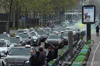 Prix du carburant: des taxis manifestent pour demander des mesures d'aide