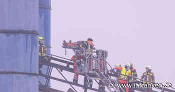 Altendorf: Mann stürzt in Silo - Feuerwehr mit Drehleiter im Einsatz