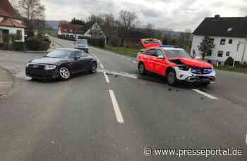 POL-MI: Notarzt auf dem Weg zum Einsatzort bei Verkehrsunfall verletzt