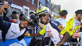Bescheiden Biniam Girmay voor terugkeer naar Afrika: 'Ik hoef niet zo nodig de beroemde jongen te zijn. Wielrennen en winnen, daar houd ik van' - Wieler Revue