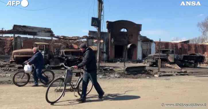 Guerra Russia-Ucraina, a Trostyanets liberata dopo un mese di occupazione i cittadini escono in cerca di cibo: ‘Odio per chi ha distrutto la città’