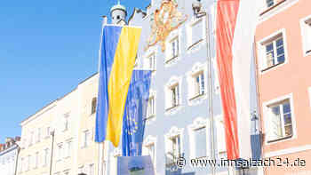 Burghauser Mädchen knüpfen Armbänder für die Flüchtlingshilfe: 560 Euro für die Ukraine gesammelt