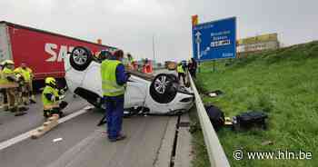 Bestuurster over de kop na aanrijding door vrachtwagen op E17 - Het Laatste Nieuws