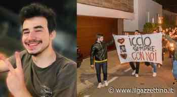 Cori da stadio, fumogeni, fiaccole. Un intero paese sfila per Marco: «La nostra festa per te, Iccio» - ilgazzettino.it